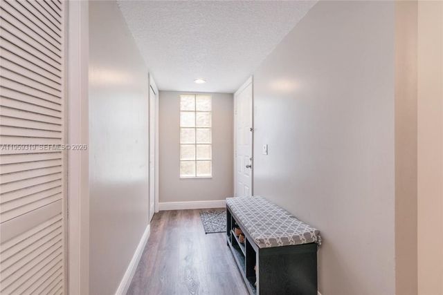 402 Lakeview Drive 201, Weston, FL 33326
