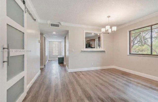 402 Lakeview Drive 201, Weston, FL 33326