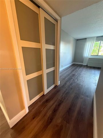 402 Lakeview Drive 201, Weston, FL 33326