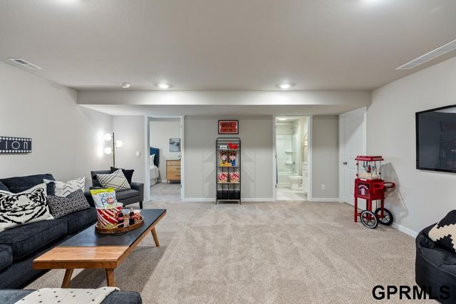 17101 Cook Street, Bennington, NE 68007
