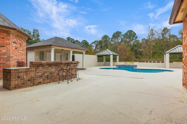 122 Maple Grove Lane, Youngsville, LA 70592