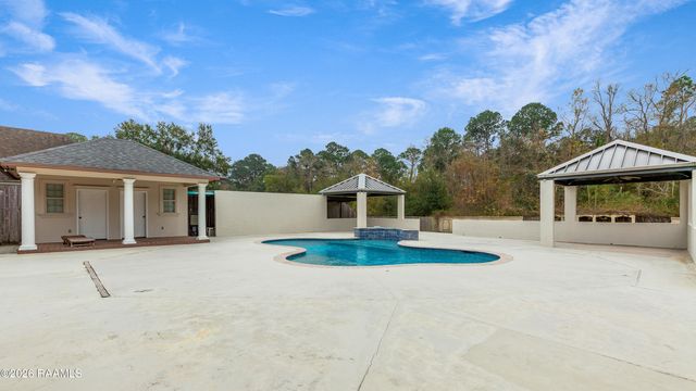 122 Maple Grove Lane, Youngsville, LA 70592