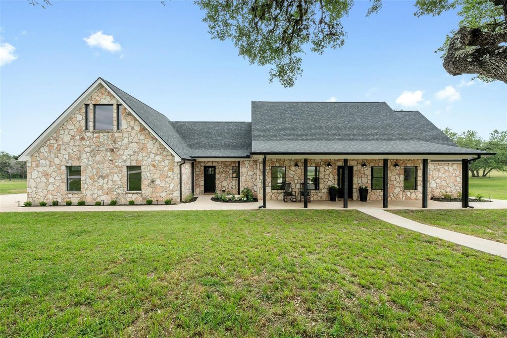 333 Stallion LN, Dripping Springs, TX 78620