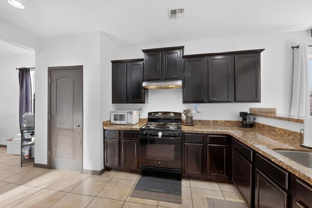 160 El Camino Loop NW, Rio Rancho, NM 87144