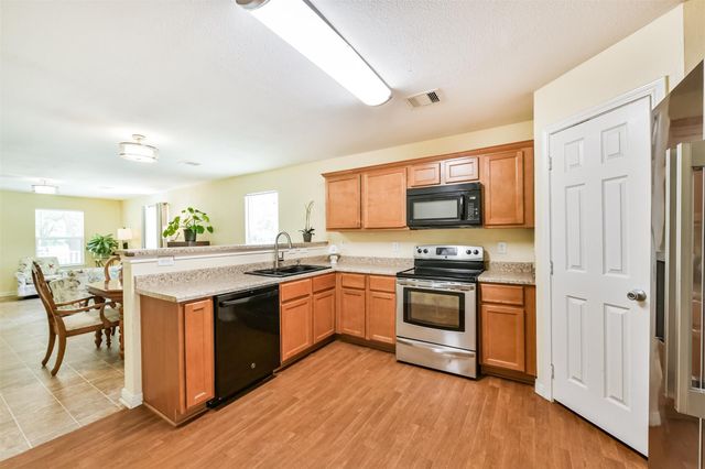 207 Oakridge Drive, Hitchcock, TX 77563