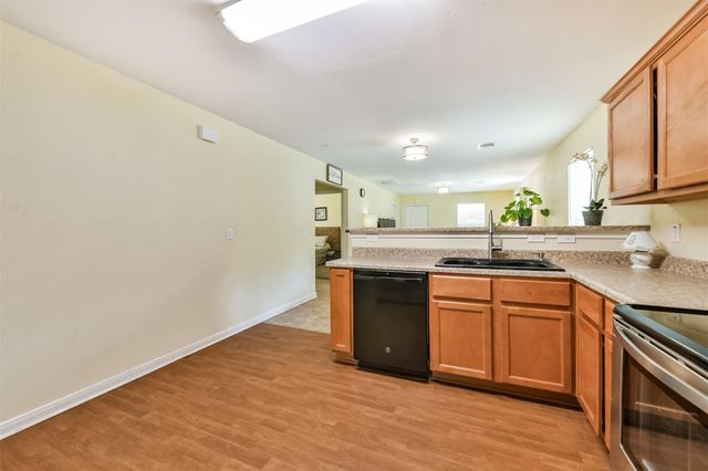 207 Oakridge Drive, Hitchcock, TX 77563