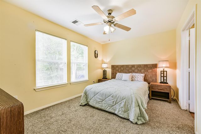 207 Oakridge Drive, Hitchcock, TX 77563