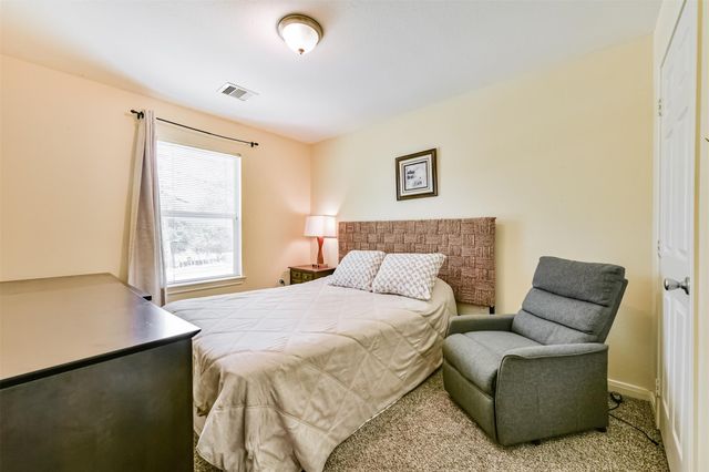 207 Oakridge Drive, Hitchcock, TX 77563