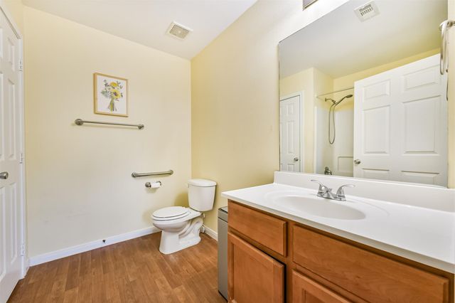 207 Oakridge Drive, Hitchcock, TX 77563