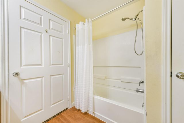 207 Oakridge Drive, Hitchcock, TX 77563