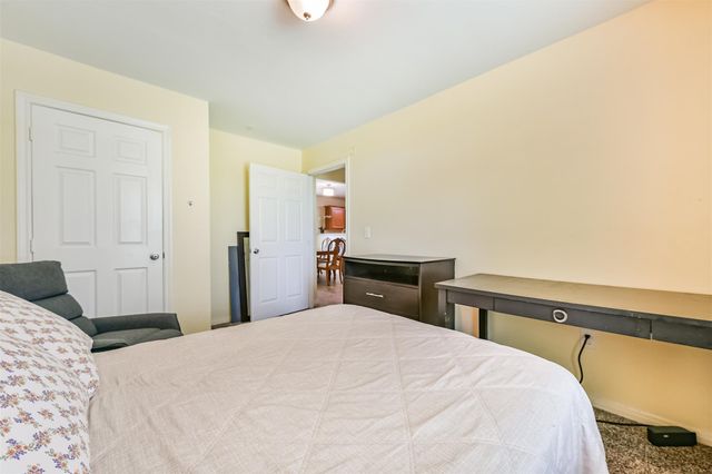 207 Oakridge Drive, Hitchcock, TX 77563