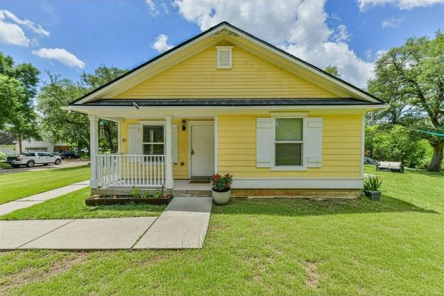 207 Oakridge Drive, Hitchcock, TX 77563