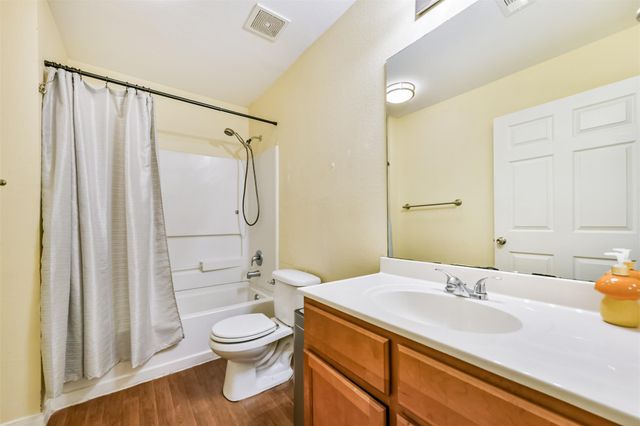 207 Oakridge Drive, Hitchcock, TX 77563