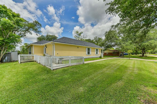 207 Oakridge Drive, Hitchcock, TX 77563