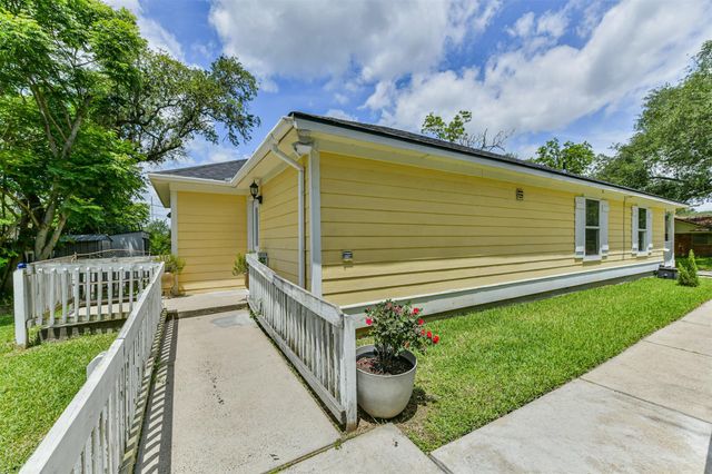 207 Oakridge Drive, Hitchcock, TX 77563