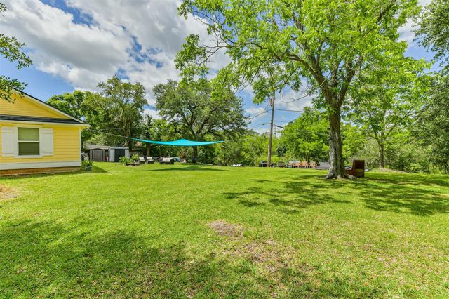 207 Oakridge Drive, Hitchcock, TX 77563