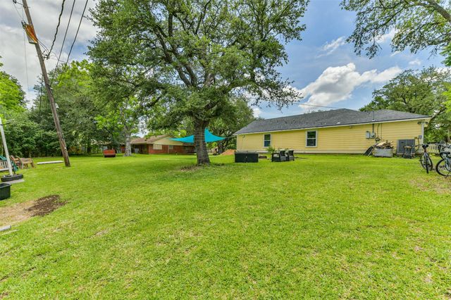 207 Oakridge Drive, Hitchcock, TX 77563