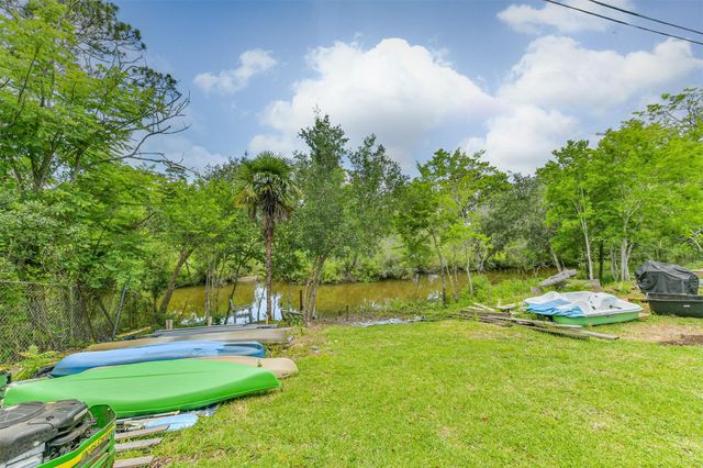 207 Oakridge Drive, Hitchcock, TX 77563