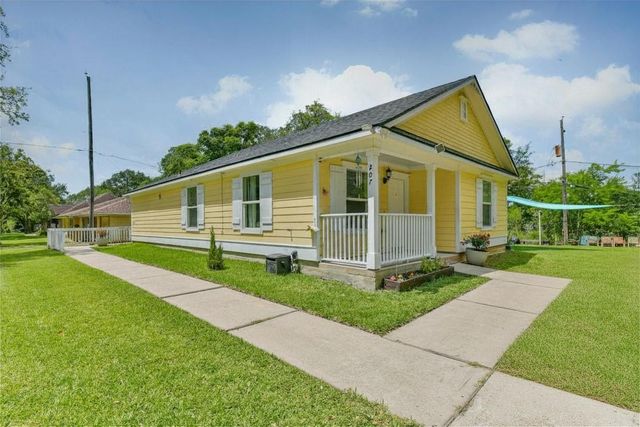 207 Oakridge Drive, Hitchcock, TX 77563