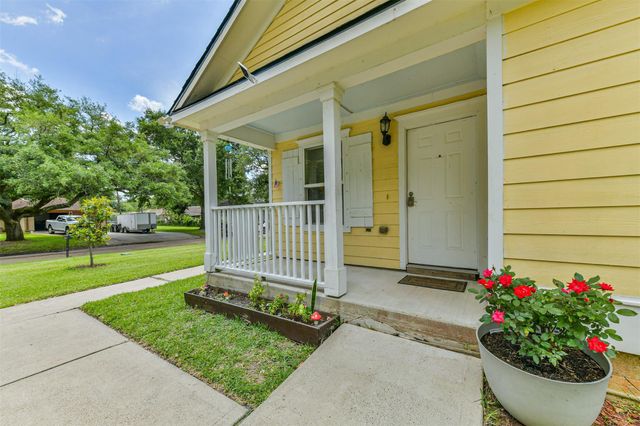 207 Oakridge Drive, Hitchcock, TX 77563