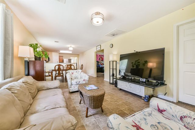 207 Oakridge Drive, Hitchcock, TX 77563