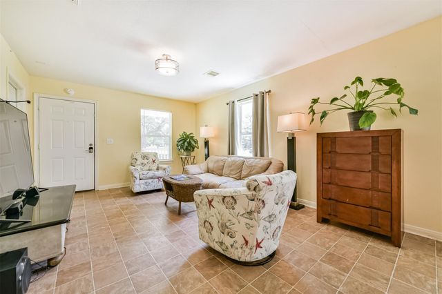 207 Oakridge Drive, Hitchcock, TX 77563