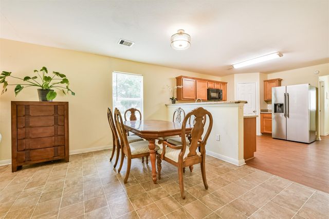 207 Oakridge Drive, Hitchcock, TX 77563