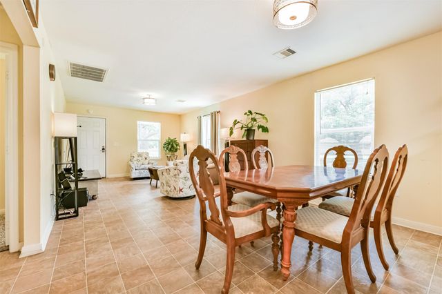 207 Oakridge Drive, Hitchcock, TX 77563