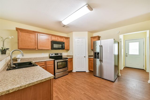 207 Oakridge Drive, Hitchcock, TX 77563