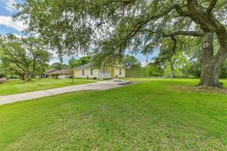 207 Oakridge Drive, Hitchcock, TX 77563