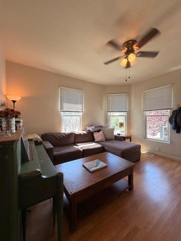 33 Kneeland St, Colfax, CA 95713