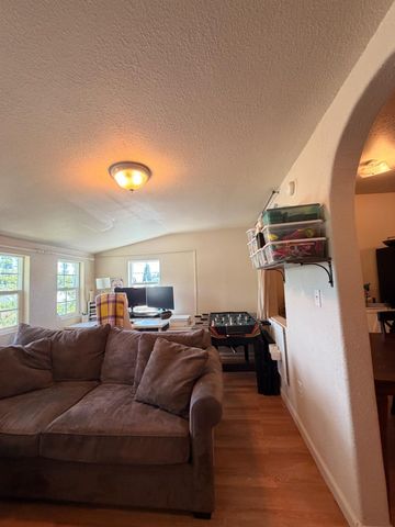 33 Kneeland St, Colfax, CA 95713