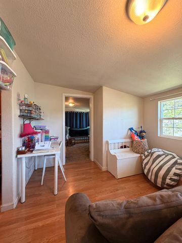 33 Kneeland St, Colfax, CA 95713