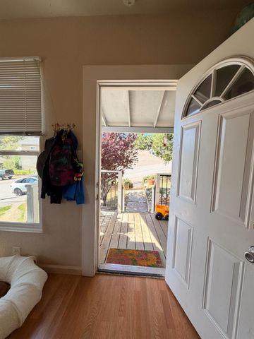 33 Kneeland St, Colfax, CA 95713