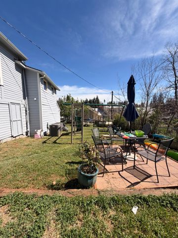 33 Kneeland St, Colfax, CA 95713