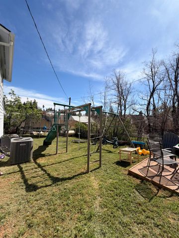 33 Kneeland St, Colfax, CA 95713