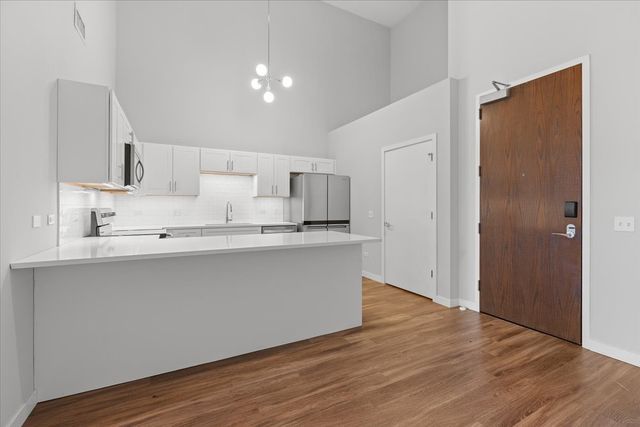 1900 W Lawrence Avenue 219, Chicago, IL 60640