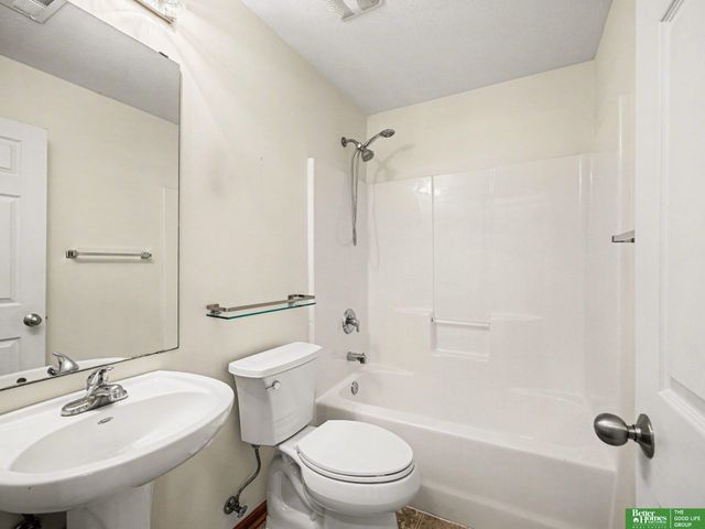 1832 N 175 Plaza, Omaha, NE 68116