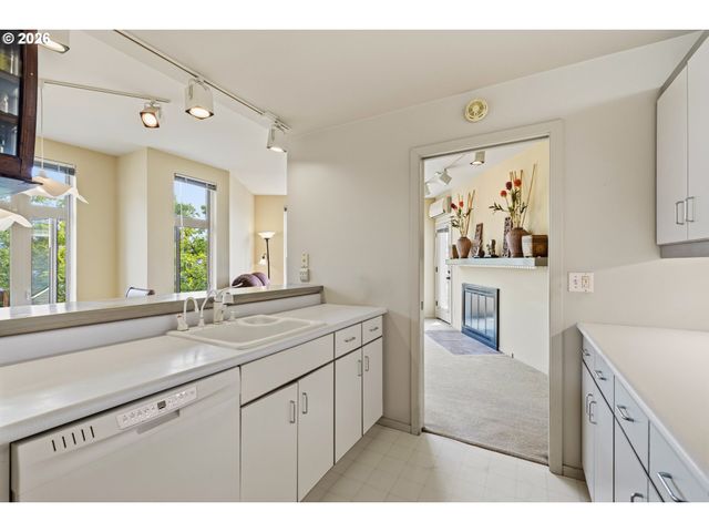 1630 S HARBOR Way 304, Portland, OR 97201