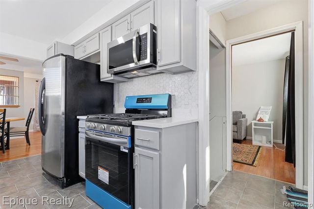 12801 Sterling Court, Oak Park, MI 48237