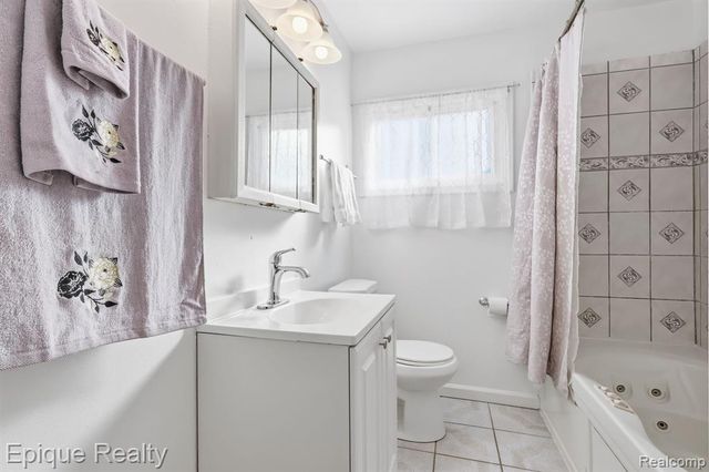 12801 Sterling Court, Oak Park, MI 48237