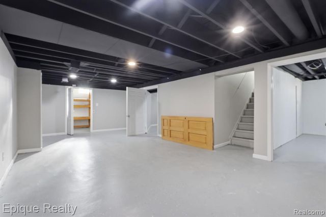 12801 Sterling Court, Oak Park, MI 48237