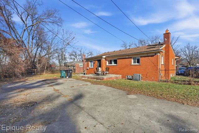 12801 Sterling Court, Oak Park, MI 48237