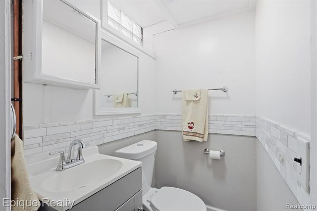 12801 Sterling Court, Oak Park, MI 48237