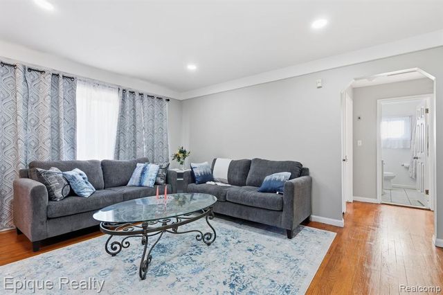 12801 Sterling Court, Oak Park, MI 48237