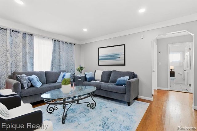 12801 Sterling Court, Oak Park, MI 48237