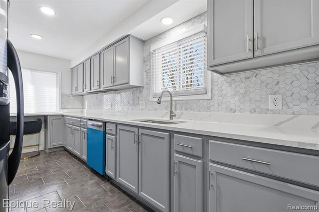 12801 Sterling Court, Oak Park, MI 48237