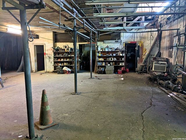 819 N Zarzamora St, San Antonio, TX 78207