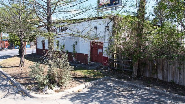 819 N Zarzamora St, San Antonio, TX 78207