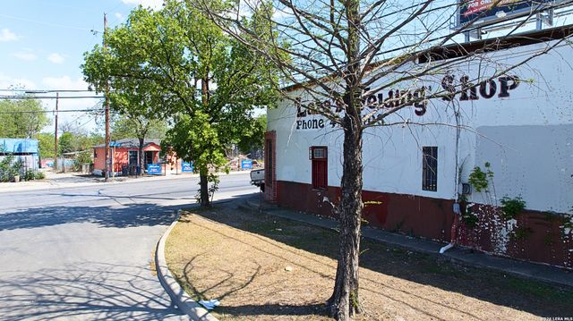 819 N Zarzamora St, San Antonio, TX 78207